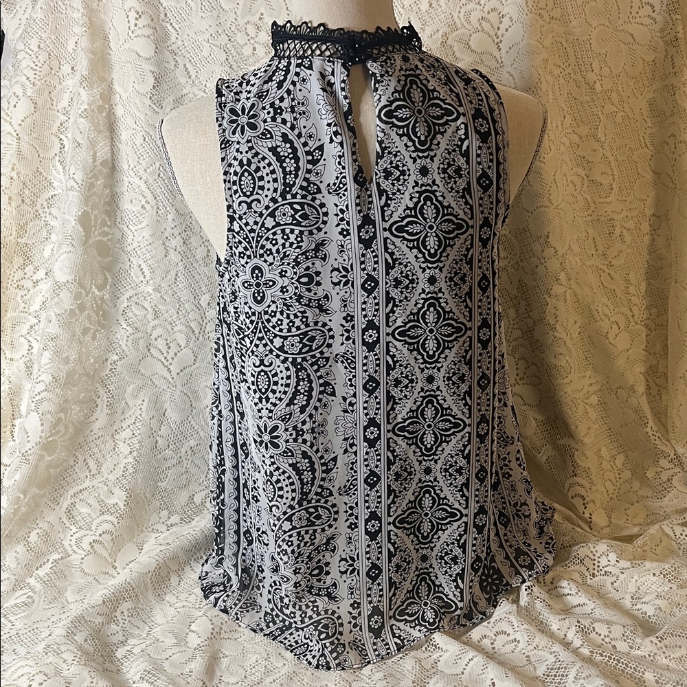 Iz Byer black and white Lace sleeveless top. - Picture 3 of 10